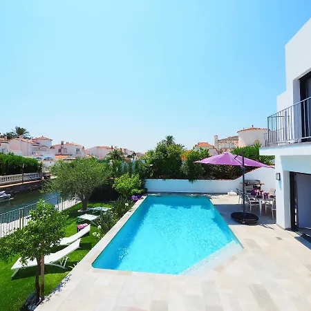 Holiday home Holiday Norfeu 10 Empuriabrava